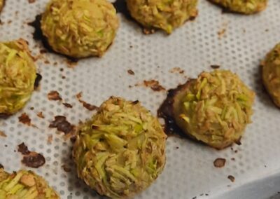 Boulettes de courgette à l’oignon,  curry et flocons d’avoine