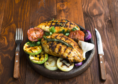 Mesclun aux légumes grillés et poulet au sésame