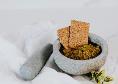 Crackers graines et sauce au fromage blanc moutarde