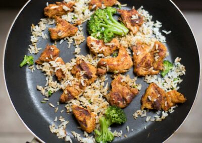 Sauté de poulet aux panais navets miel et amandes